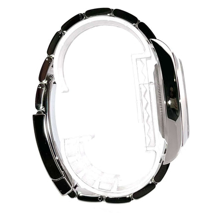 Seitenansicht der Rolex Oyster Perpetual 39 Ref. 114300 mit Oyster Edelstahl Armband und poliertem Gehäuse, Zifferblatt nicht sichtbar.