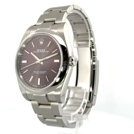 Rolex Oyster Perpetual 39 114300 red grape Zifferblatt aus Edelstahl, poliert und satiniert, auf weißem Hintergrund.