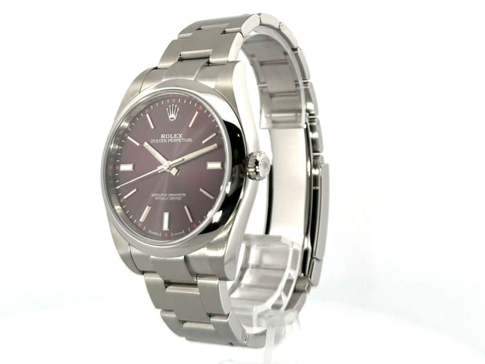 Rolex Oyster Perpetual 39 114300 red grape Zifferblatt aus Edelstahl, poliert und satiniert, auf weißem Hintergrund.