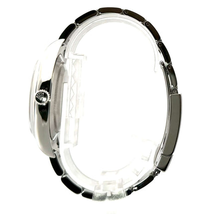 Rolex Oyster Perpetual 39 red grape 114300 Seitenansicht mit Edelstahlgehäuse und Armband.