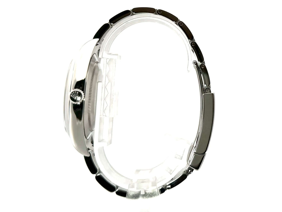 Rolex Oyster Perpetual 39 red grape 114300 Seitenansicht mit Edelstahlgehäuse und Armband.