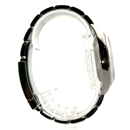 Seitenansicht der Rolex Oyster Perpetual 39 Red Grape 114300 Edelstahlarmband und Gehäuse.