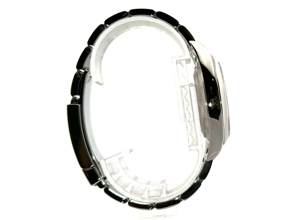 Seitenansicht der Rolex Oyster Perpetual 39 Red Grape 114300 Edelstahlarmband und Gehäuse.