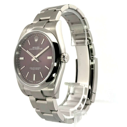 Rolex Oyster Perpetual 39 red grape 114300 aus Edelstahl mit rotem Zifferblatt, seitlich betrachtet.