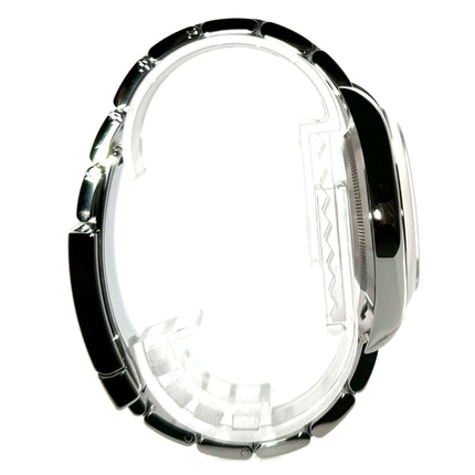 Rolex Oyster Perpetual 39 rot Traube 114300 aus 2018, Seitenansicht des Edelstahlgehäuses und Armbands, poliert und satiniert, Faltschließe