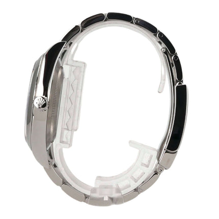 Seitenansicht der Rolex Oyster Perpetual 39 Schwarz 114300 mit Edelstahlgehäuse und Oysterband, sichtbar ist die Krone.