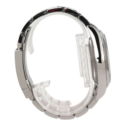 Seitenansicht des Rolex Oyster Perpetual 39 Schwarz 114300 mit Edelstahlgehäuse und -armband.