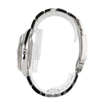 Seiteansicht der Rolex Oyster Perpetual Date 34 aus Edelstahl und Weißgold mit polierter Lünette.