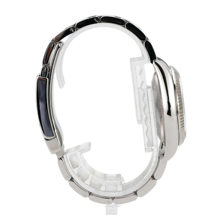 Seitenansicht der Rolex Oyster Perpetual Date 34 aus Edelstahl und Weißgold Ref. 115234 mit poliertem Edelstahlarmband.