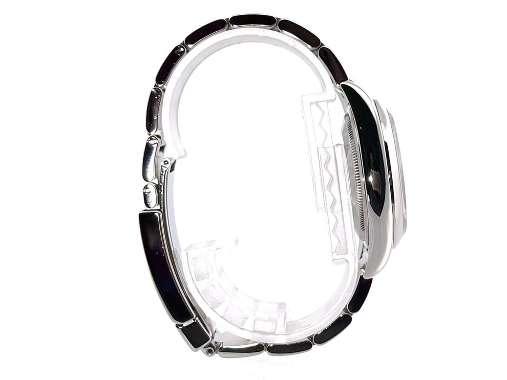 Seitenansicht der Rolex Datejust 36 Edelstahl 116200 Schwarz mit poliertem Edelstahlgehäuse und Oyster-Edelstahl-Armband.