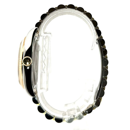 Seitenansicht der Rolex Datejust 36 Ref. 116233 Silber Jubile mit Edelstahl- und Gelbgold-Gehäuse und Diamant-Jubilé-Zifferblatt