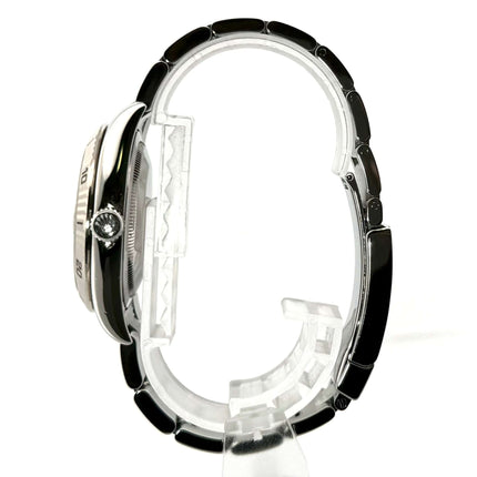 Seitenansicht der Rolex Datejust 36 Turn-O-Graph 116264 Weiß mit Edelstahlgehäuse und drehbarer Lünette aus 18 kt Weißgold.