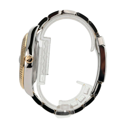 Seitenansicht einer Rolex Datejust II 41, Edelstahl und Gelbgold mit polierter und satinierten Oberfläche.