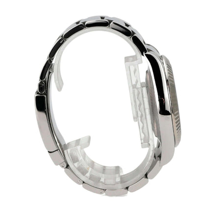 Seitenansicht der Rolex Datejust II Edelstahl Weißgold 116334 mit poliertem und satiniertem Armband.