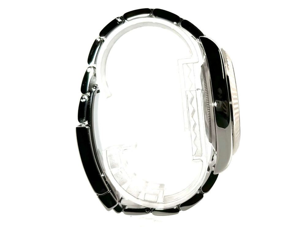 Rolex Datejust II 41mm Edelstahl Weißgold 116334 Seitenansicht mit poliertem und satiniertem Oysterband und geriffelter Lünette.