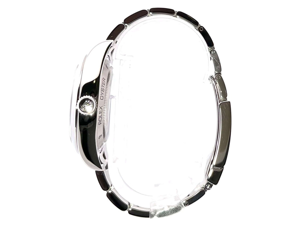 Seitenansicht Rolex Milgauss 116400 mit poliertem und satiniertem Edelstahlgehäuse und Oyster-Armband.