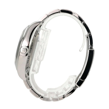 Rolex Milgauss 116400 weißes Zifferblatt seitliche Ansicht des Gehäuses und Armbands in Edelstahl.