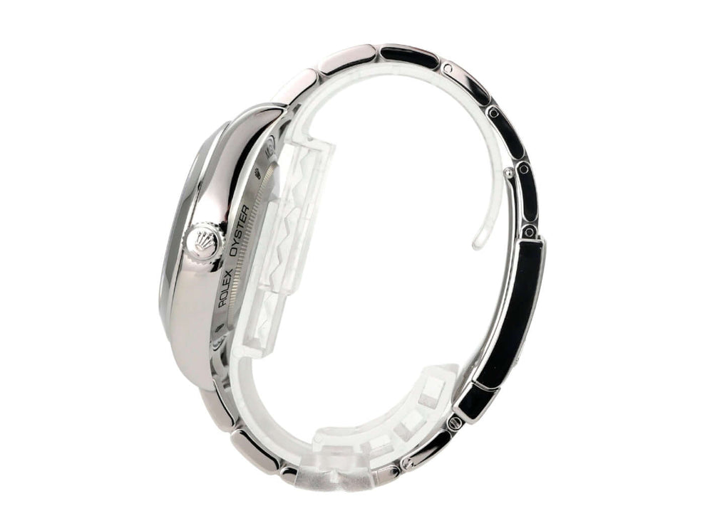 Rolex Milgauss 116400 weißes Zifferblatt seitliche Ansicht des Gehäuses und Armbands in Edelstahl.