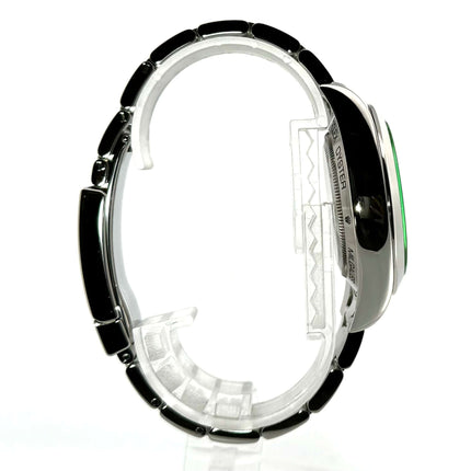 Rolex Oyster Perpetual Milgauss 116400GV, Edelstahl, poliert, Seitenansicht, Uhrenarmband Sicherheitsfaltschließe, 40 mm Gehäusedurchmesser.
