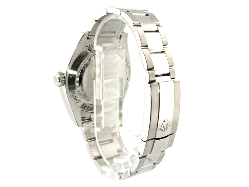 Rückseite der Rolex Oyster Perpetual Milgauss 116400GV aus poliertem Edelstahl mit geschütztem Oyster Edelstahlband, Sicherheitsfaltschließe.