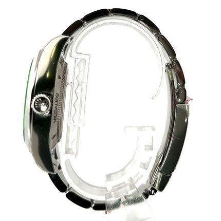 Seitenansicht der Rolex Oyster Perpetual Milgauss 116400GV Edelstahl-Uhr mit poliertem Gehäuse und Armband.