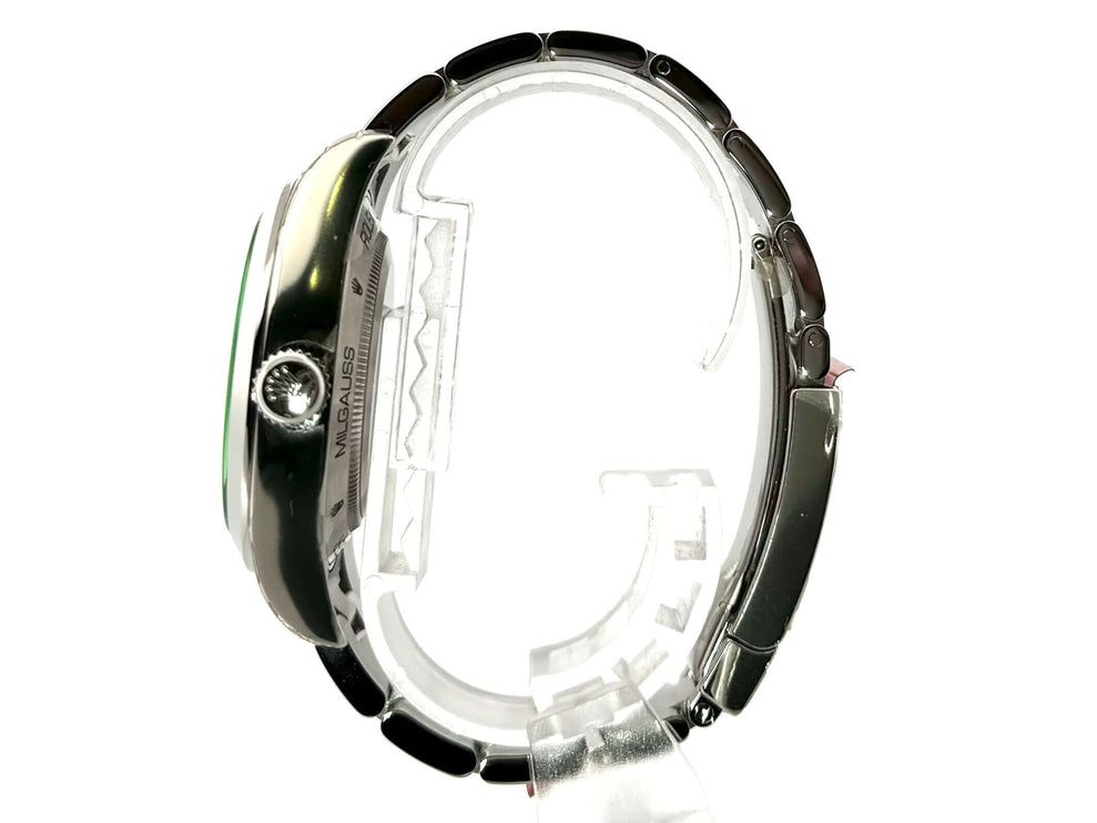 Seitenansicht der Rolex Oyster Perpetual Milgauss 116400GV Edelstahl-Uhr mit poliertem Gehäuse und Armband.