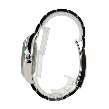 Seitenansicht der Rolex Oyster Perpetual Milgauss 116400GV mit poliertem Edelstahlgehäuse und grünem Kristall.