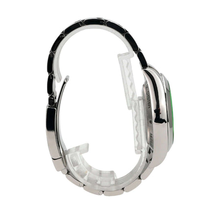 Seitenansicht der Rolex Oyster Perpetual Milgauss 116400GV mit Edelstahlarmband und glattem Gehäuse.