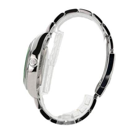 Rolex Oyster Perpetual Milgauss 116400GV in Edelstahl mit grünem Saphirglas, seitlicher Ansicht, polierter sowie satinierter Armband.