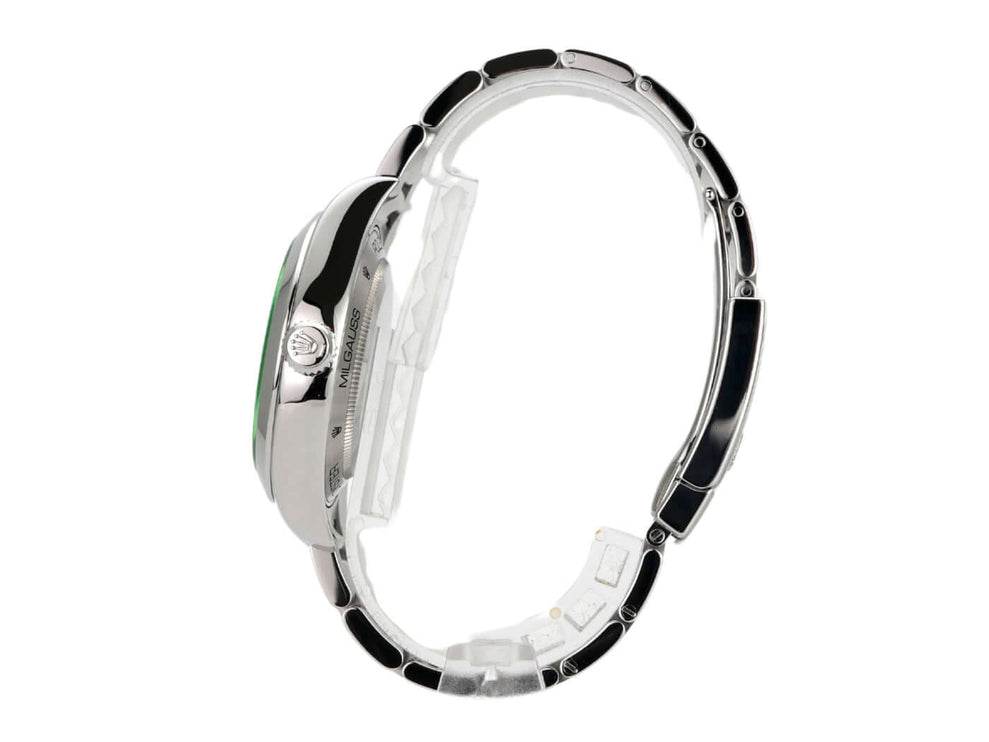 Rolex Oyster Perpetual Milgauss 116400GV in Edelstahl mit grünem Saphirglas, seitlicher Ansicht, polierter sowie satinierter Armband.