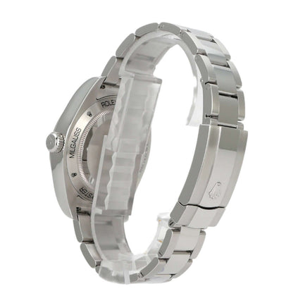 Rolex Oyster Perpetual Milgauss 116400GV Blue, Edelstahl-Gehäuse, poliertes Armband auf seitlicher Ansicht.