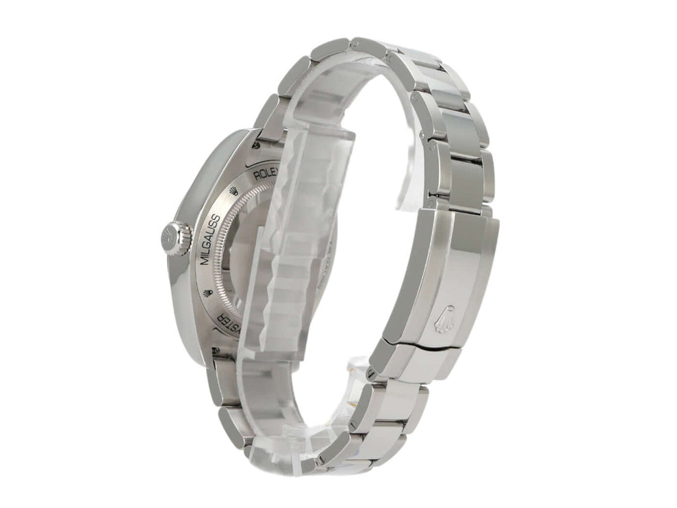 Rolex Oyster Perpetual Milgauss 116400GV Blue, Edelstahl-Gehäuse, poliertes Armband auf seitlicher Ansicht.