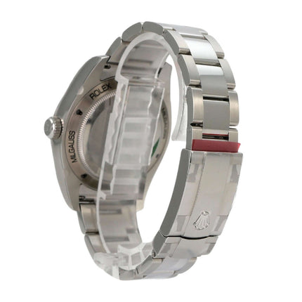 Rolex Oyster Perpetual Milgauss 116400GV Blue elegante Rückansicht des Edelstahlarmbands und des Gehäuses.