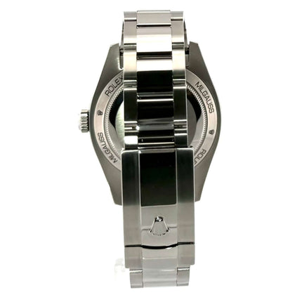 Rückseite der Rolex Oyster Perpetual Milgauss 116400GV mit Edelstahlgehäuse und Armband in polierter und satinierter Ausführung.