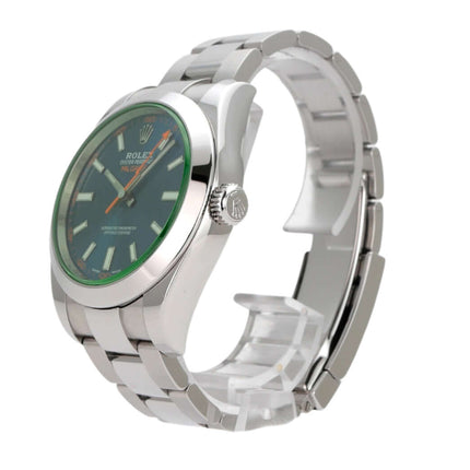 Rolex Oyster Perpetual Milgauss 116400GV Blue Uhr mit grünem Zifferblatt und Edelstahlarmband, seitliche Ansicht.