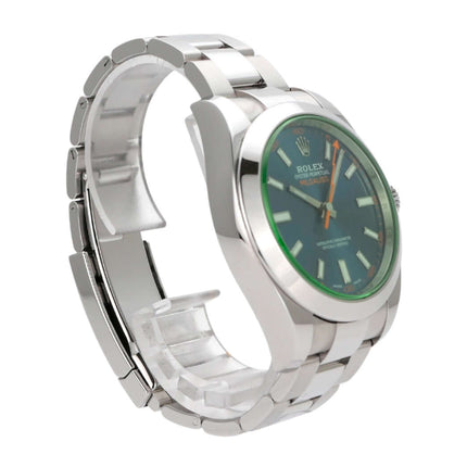 Rolex Oyster Perpetual Milgauss 116400GV mit grünem Zifferblatt und Edelstahlarmband seitlich abgebildet.