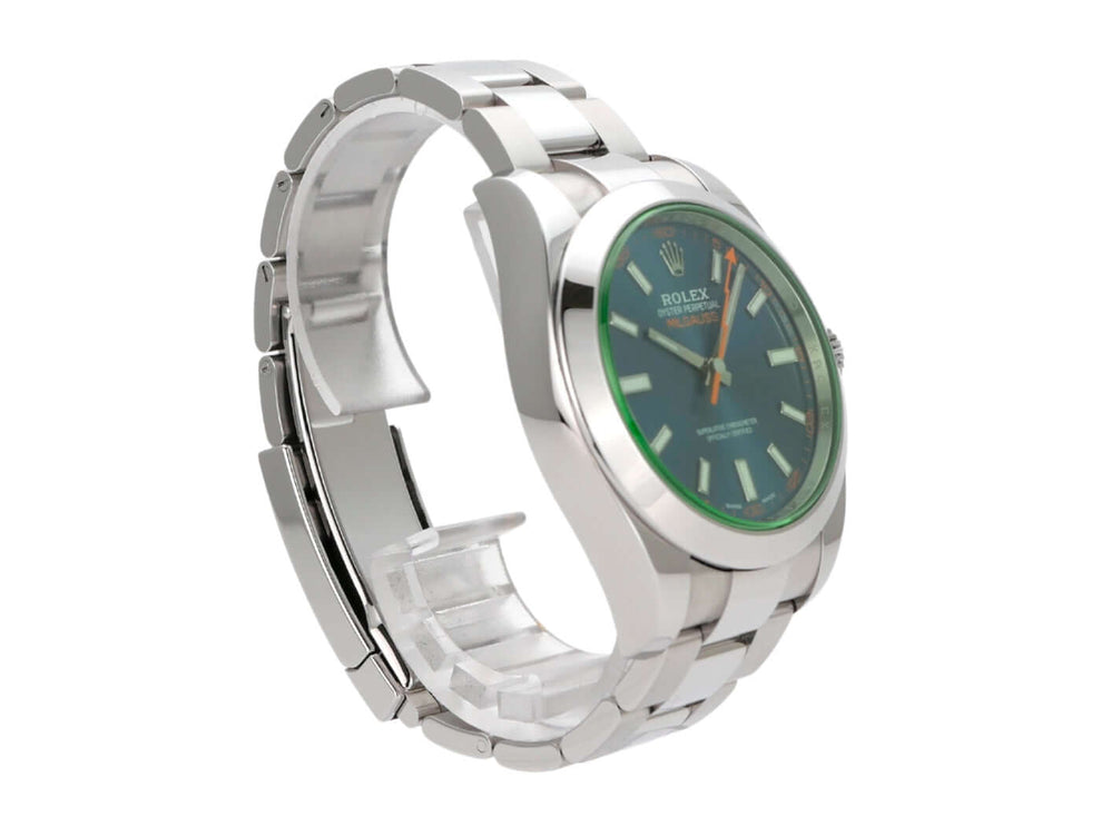 Rolex Oyster Perpetual Milgauss 116400GV mit grünem Zifferblatt und Edelstahlarmband seitlich abgebildet.