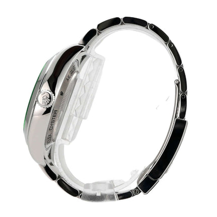 Seitenansicht der Rolex Oyster Perpetual Milgauss 116400GV in Edelstahl mit polished und satiniertem Armband.