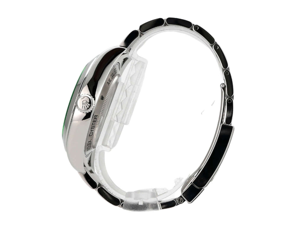 Seitenansicht der Rolex Oyster Perpetual Milgauss 116400GV in Edelstahl mit polished und satiniertem Armband.