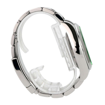 Seitenansicht der Rolex Oyster Perpetual Milgauss 116400GV in Edelstahl mit grünem Saphirglas.