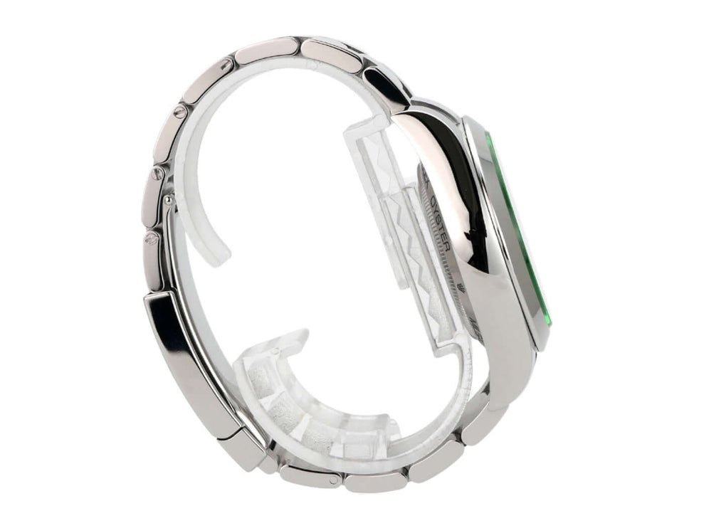 Seitenansicht der Rolex Oyster Perpetual Milgauss 116400GV in Edelstahl mit grünem Saphirglas.