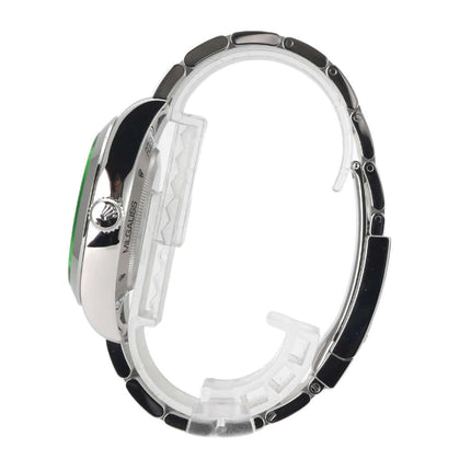 Seitenansicht der Rolex Oyster Perpetual Milgauss 116400GV mit poliertem Edelstahlgehäuse und Armband.