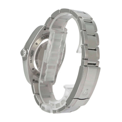 Seitenansicht des Rolex Oyster Perpetual Milgauss 116400GV, Edelstahlgehäuse und Armband mit Sicherheitsfaltschließe.