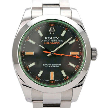 Rolex Oyster Perpetual Milgauss 116400GV auf Edelstahlband mit schwarzem Zifferblatt und orangefarbenen Akzenten.