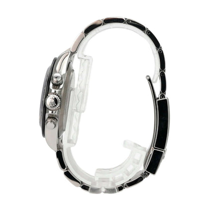 Detailansicht der Rolex Daytona Edelstahl 116500LN Weiß Uhr, seitliche Ansicht mit poliertem und satiniertem Gehäuse.