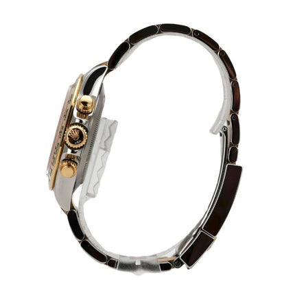 Seitenansicht einer Rolex Daytona 116503 mit Edelstahl und Gelbgold Gehäuse, poliertes Zifferblatt und Doppelknopf-Funktion.