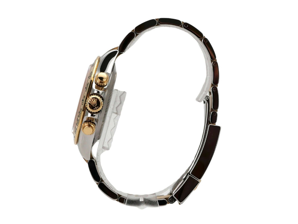 Seitenansicht einer Rolex Daytona 116503 mit Edelstahl und Gelbgold Gehäuse, poliertes Zifferblatt und Doppelknopf-Funktion.