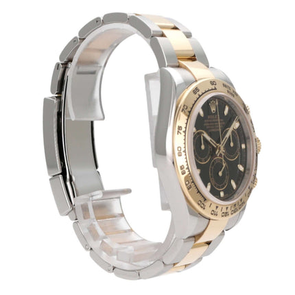 Rolex Daytona 116503 Edelstahl Gelbgold seitliche Ansicht mit schwarzem Zifferblatt und Tachymeterskala.