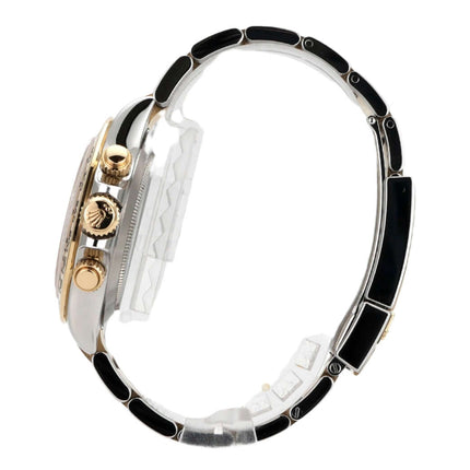 Seitenansicht der Rolex Daytona Edelstahl Gelbgold 116503 mit schwarzem Zifferblatt und poliertem Armband.