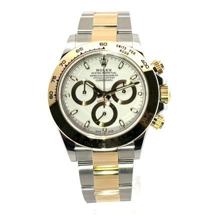 Rolex Daytona Edelstahl - Gelbgold 116503 Weiss aus 2021 mit weißem Zifferblatt, Leuchtindizes und zweifarbigem Armband.
